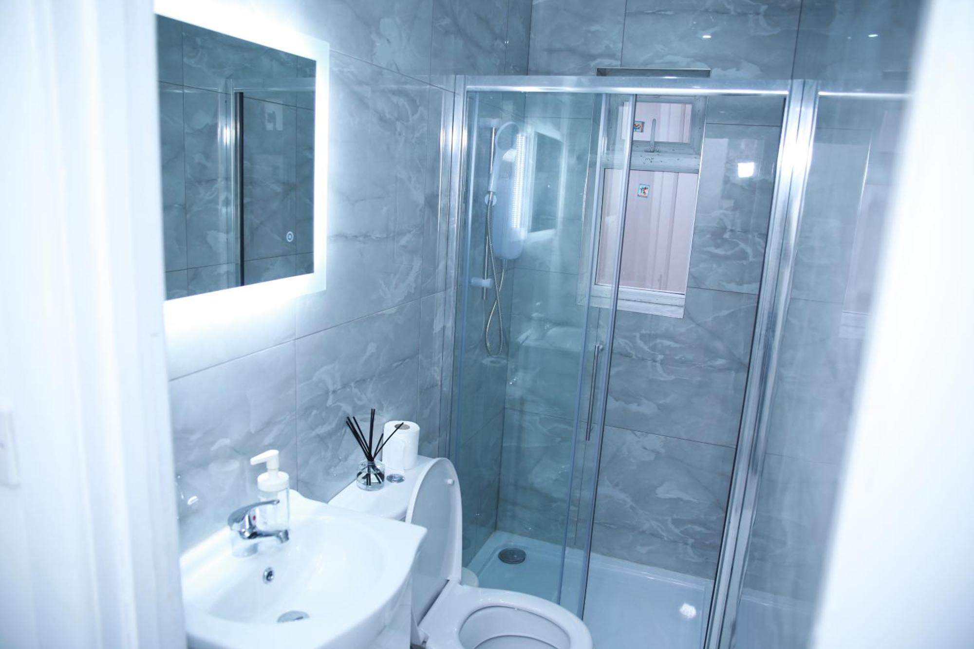 Harrow Luxury Flat With Free Parking. Apartment London Bagian luar foto
